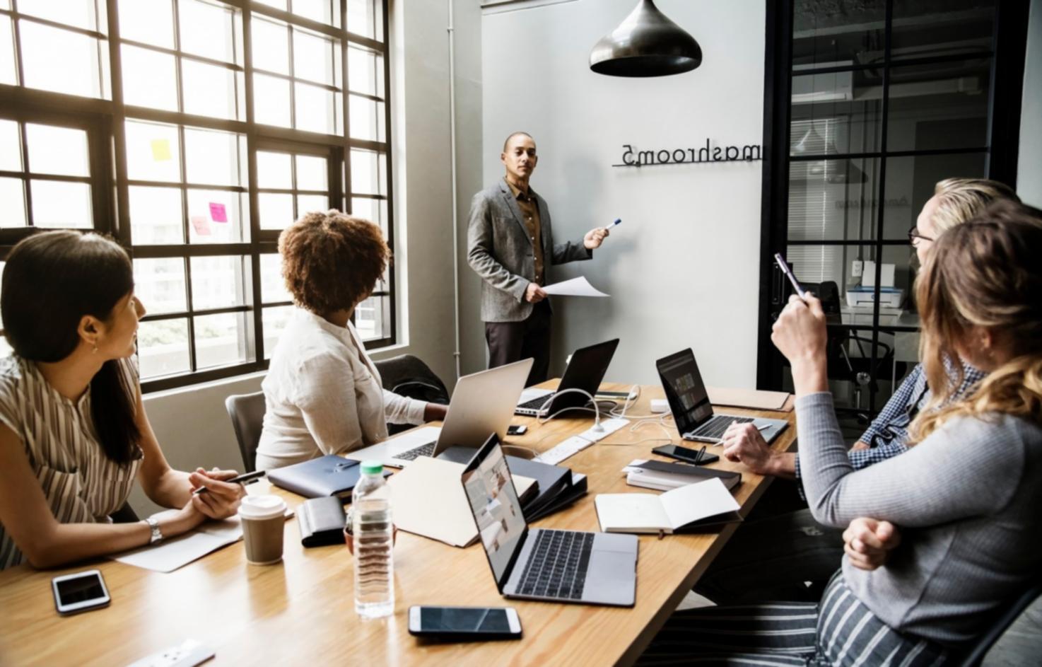 Suasana belajar online dengan peralatan kerja tertata rapi