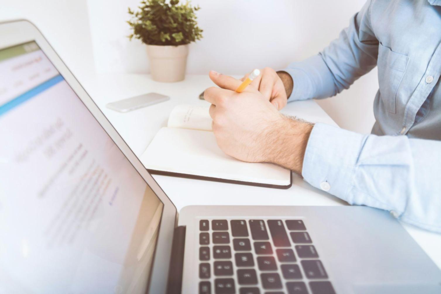 Proses pembelajaran dengan studi kasus dan diskusi kelompok