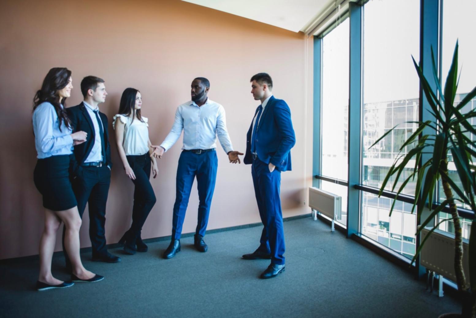 Tim Talvora Bloom sedang menganalisis data keuangan untuk memberikan insight yang mendalam